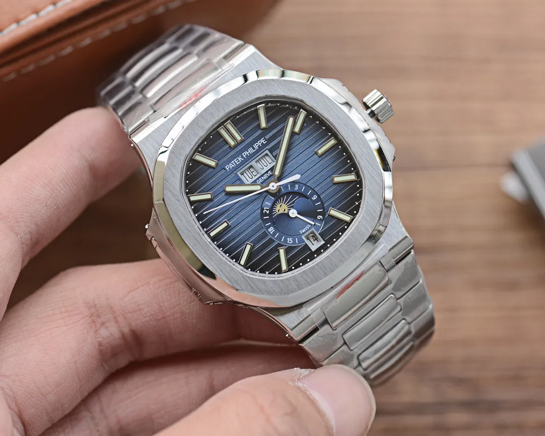 【High-end replica】💰2400! Patek Philippe Sporty Elegance Series 5726/1A-014 1. The structure of the case is the same as the original one. The hole on the case is beveled. When the screw is screwed in, it will move downward to tighten the front cover. The three-layer waterproof ring screw-in crown makes the case super waterproof. 2. The replica movement in the 3.0 era is modified to Cal.324 S QA LU 24 H movement 3. The steel strap has good texture, can be bent flexibly, and is comfortable to wear. It does not have the bending range of some versions on the market that is not enough to wear on small wrists, and the strap cannot be bent. The buckle is made of spring steel and has good elasticity. 4. Functions include three-hand time display, month and week calendar display, and moon phase 24h display. The functions are real and usable. The quick adjustment position of the month and week is different from other versions on the market and remains consistent with the original.